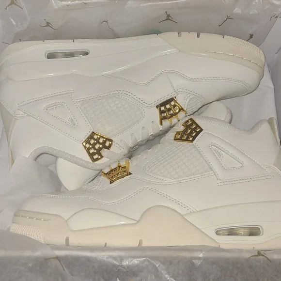 New Never Worn Womens Jordan Retro 4 White And Gold - Picture 3 of 4